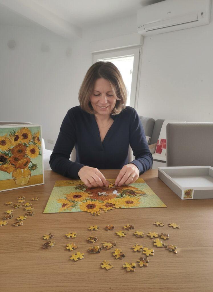 aseembling van gogh art puzzle